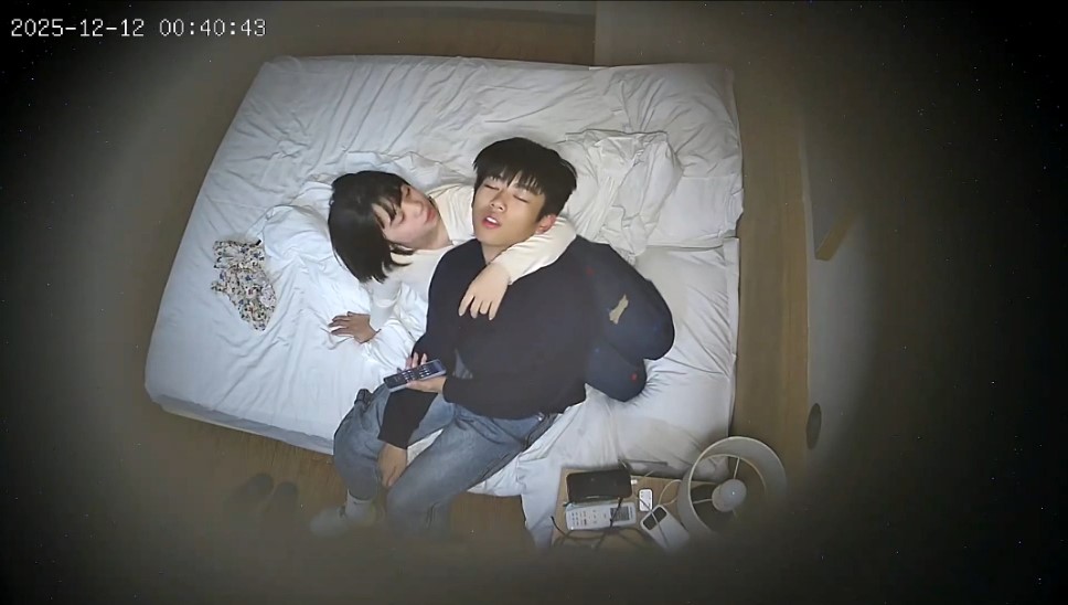 图片[1]-12-12新流出酒店上帝视角偷拍❤️学生情侣精力充沛貌似连续干了几次-老宋小屋