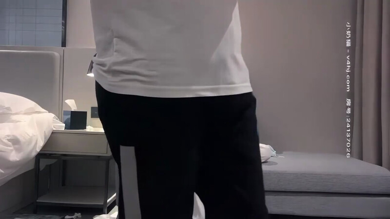 酒店约操长发齐刘海学生妹，壮硕大哥把她压在身下猛干淫水直流。-老宋小屋