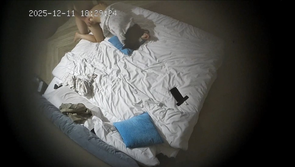 图片[4]-2025-12-11酒店偷拍 健身肥臀白皙女孩被男友舔逼后狠狠打桩-老宋小屋