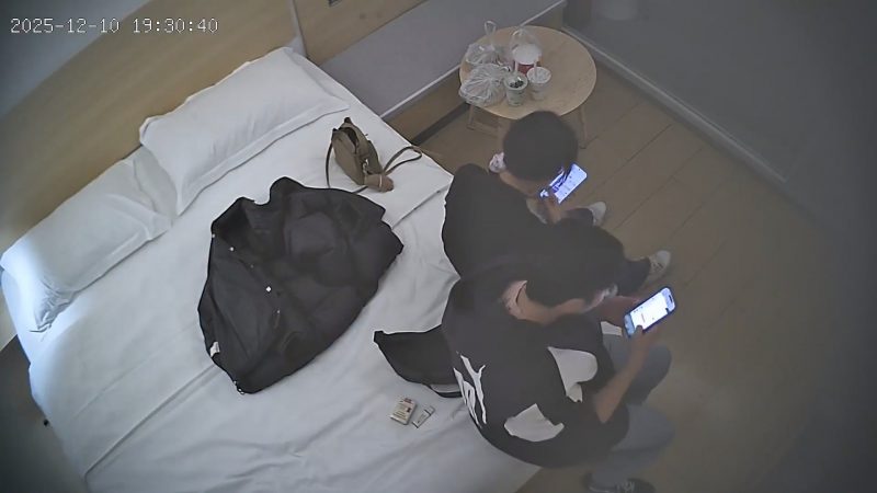 12-11酒店偷拍 大学生情侣反差婊大胸眼镜妹惹得男友爱不释手啪啪后揉捏不停-老宋小屋