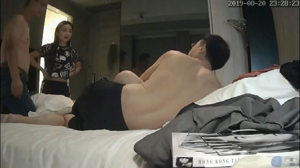 图片[1]-打牌赢钱的2个中年男酒店一起叫了2位年轻性感的援交女啪啪,有个胖大叔刚操一会就阳痿了,另一个很能干,国语!-老宋小屋