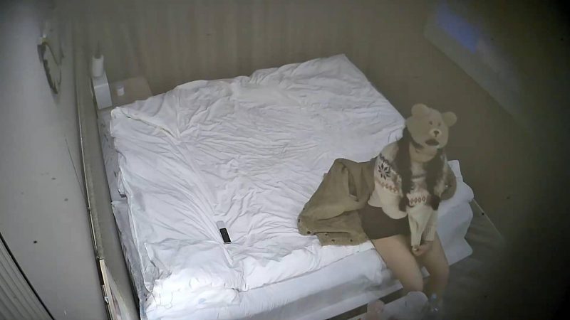 1-3酒店偷拍连续几天入住的情侣软妹子配合换上红色情趣睡衣和黑丝勾引男友啪啪-老宋小屋