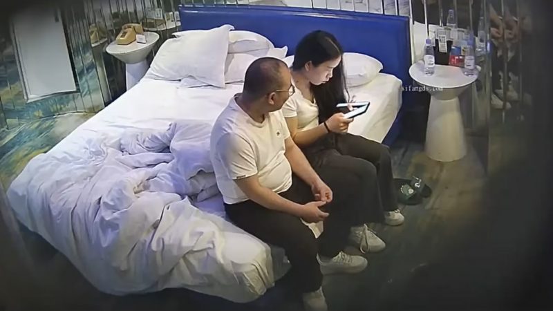 新流出酒店摄像头偷拍❤️中年大叔偷情少妇女同事互舔对方性器官啪啪[MP4/1581MB]-老宋小屋