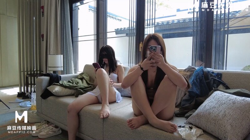 【绿帽换妻】极致淫乱温泉酒店4P乱交 脱衣游戏褪去一件不剩 并排侍奉像比赛操穴一样后入输出]MP4/3.39G]-老宋小屋