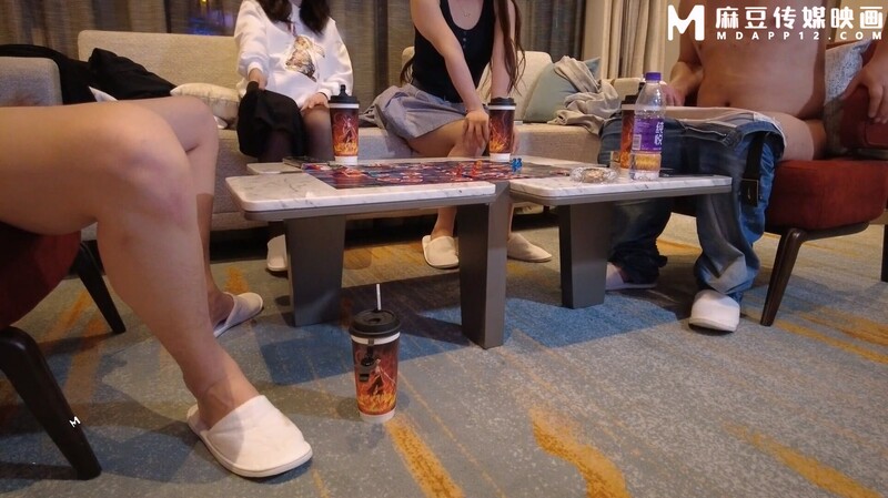 图片[4]-【绿帽换妻】极致淫乱温泉酒店4P乱交 脱衣游戏褪去一件不剩 并排侍奉像比赛操穴一样后入输出]MP4/3.39G]-老宋小屋