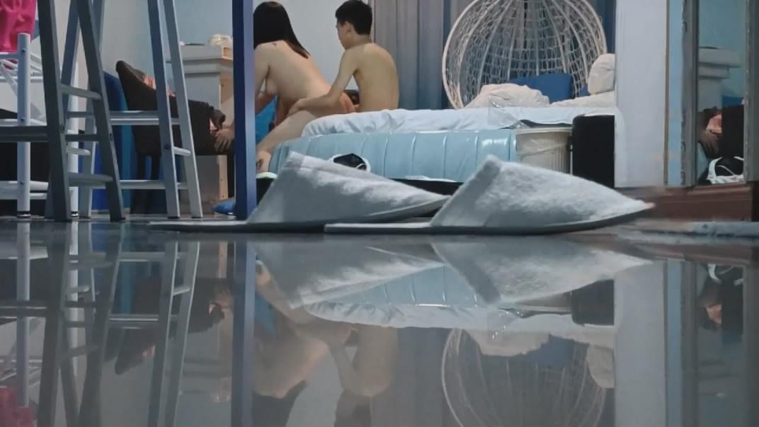 图片[5]-民宿酒店服务员猫眼高清偷拍❤️大学生情侣开房啪啪小哥调教女友像狗一样跪舔鸡巴[MP4/526MB]-老宋小屋