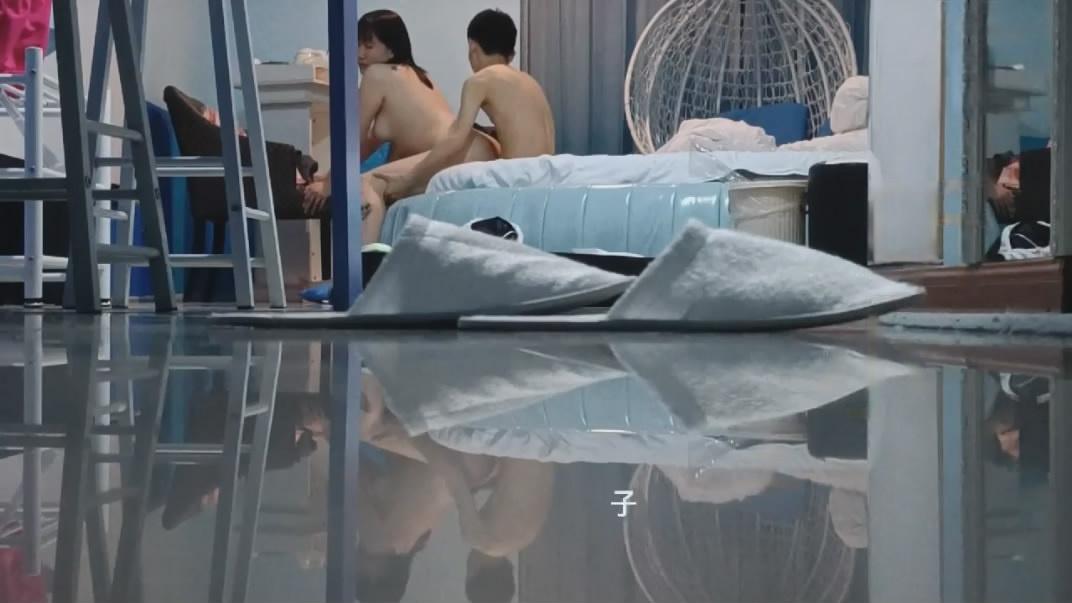 图片[6]-民宿酒店服务员猫眼高清偷拍❤️大学生情侣开房啪啪小哥调教女友像狗一样跪舔鸡巴[MP4/526MB]-老宋小屋