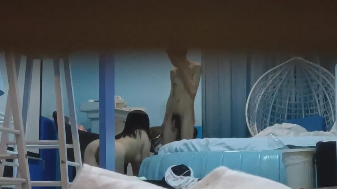 图片[9]-民宿酒店服务员猫眼高清偷拍❤️大学生情侣开房啪啪小哥调教女友像狗一样跪舔鸡巴[MP4/526MB]-老宋小屋