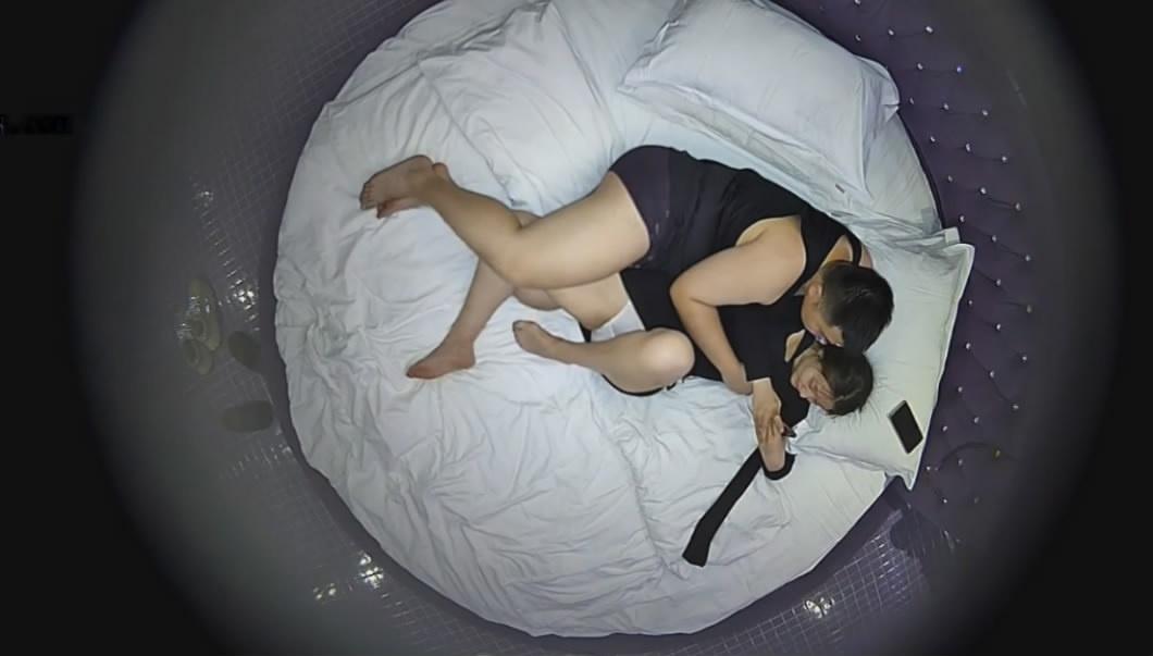 图片[1]-新台来袭❤️酒店情趣圆床貌似艺校的高颜值美女穿着紫色情趣内衣和胖哥玩69[MP4/1286MB]-老宋小屋