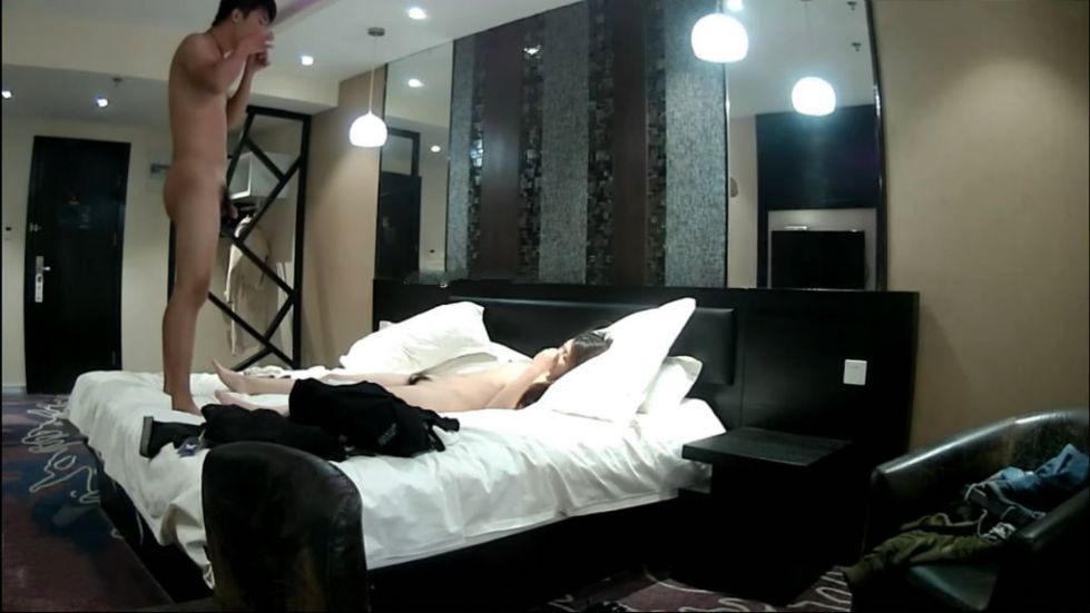 图片[4]-皮肤白皙漂亮的长发风衣美女酒店被猥琐男扒光衣服激烈爆插-老宋小屋