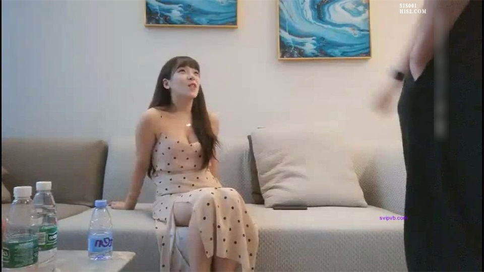 图片[2]-低胸连衣裙秀气小姐姐约到酒店，坐在沙发上风情十足，乳沟好深丰腴大长腿看的热血沸腾硬邦邦噗嗤狠狠狂操[MP4/1.78GB]-老宋小屋