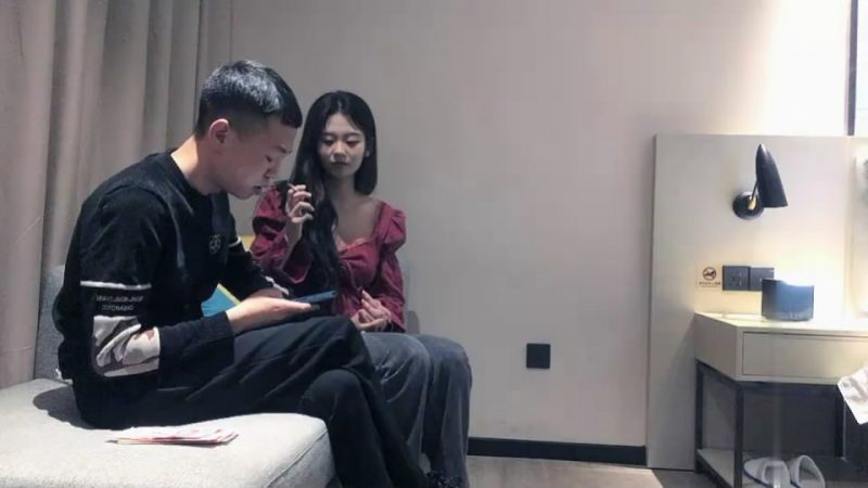 探花小哥酒店1800元约外围❤️沙发上对着镜头摸逼口活各种姿势草小姐姐[MP4/321MB]-老宋小屋