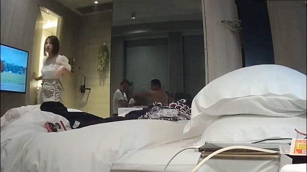 图片[2]-出手比较阔气的2个中年男酒店一次找了3位身材性感又漂亮的卖淫女群交啪啪全部扒光衣服轮流换着干-老宋小屋