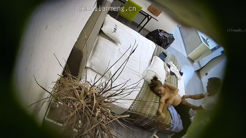 新流出酒店偷拍❤️高冷美妞半推半就笑着被老哥扯下小内内在床边草-老宋小屋