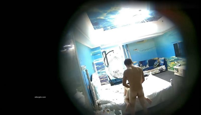 最近很热的情趣酒店海洋套房摄像头偷拍小妹吃完早点和姐夫开房偷情姐夫貌似很忙不停有电话打入-老宋小屋