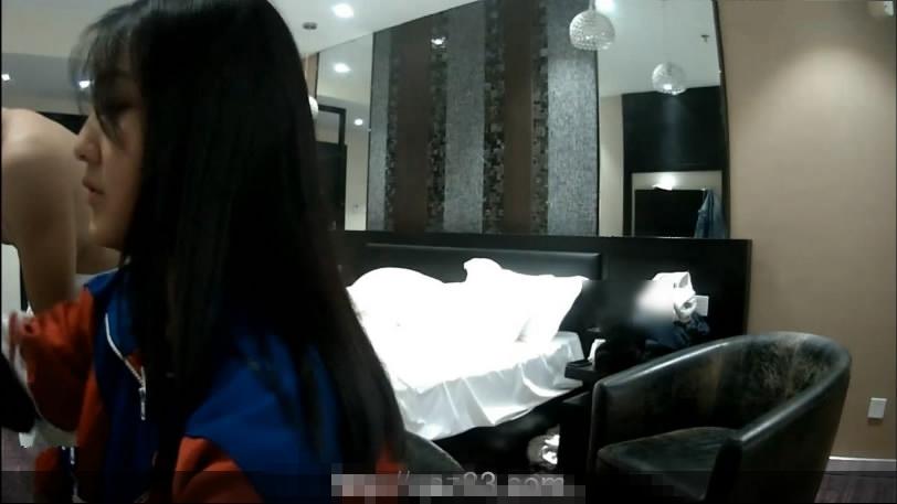 图片[1]-商务酒店外表清纯长发美女大学生穿着校服逃课出来与男友开房-老宋小屋