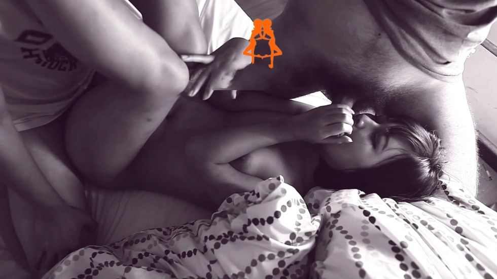 图片[5]-某公司签约美女嫩模酒店拍摄完大尺度资源后为出名讨好2摄影师被当场潜规则啪啪3P-老宋小屋