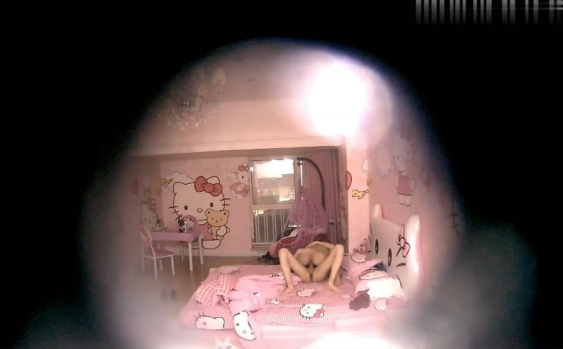 粉色凯蒂猫主题酒店偷拍身材苗条的年轻小情侣开房过夜早上赶着去上班-老宋小屋
