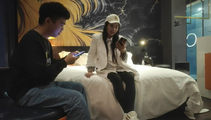 《我有一台拖拉机》酒店约炮出来赚奶粉钱的兼职孕妇自称还会看相-老宋小屋