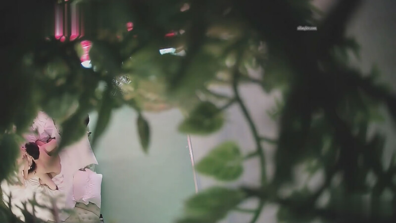 图片[2]-萤石云酒店绿叶房偷拍❤️年轻小伙搞少妇换上情趣内衣黑丝舔逼各样玩弄-老宋小屋