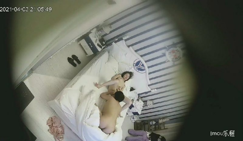 2021-4月主题酒店外表清纯眼镜妹与帅男友首次开房都很拘谨缠绵聊了半天才开始进入正题-老宋小屋