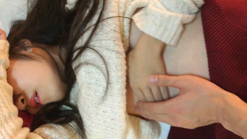 图片[2]-丝袜控变态哥酒店约操清纯漂亮的大学美女,黑丝短裙超诱惑,穿着黑丝足交玩弄粉嫩美穴后撕破丝袜狠狠干,国语!-老宋小屋