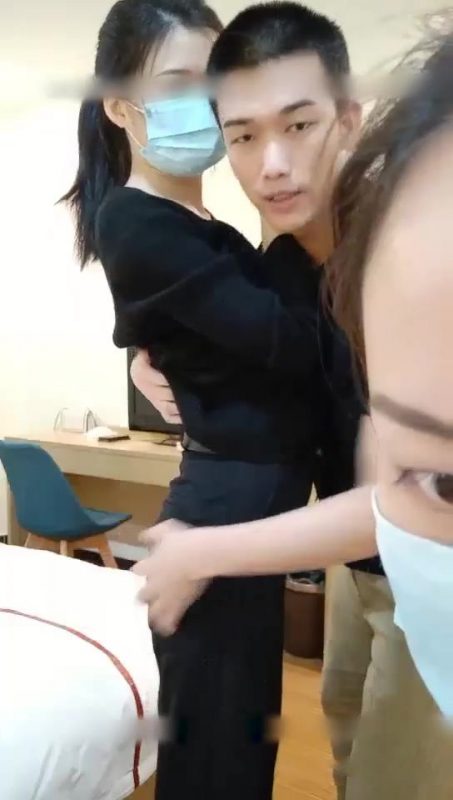 小帅哥一次带俩妹子酒店啪啪,在前台登記時候,前台小姐姐一眼就看出端倪双飞就是爽-老宋小屋