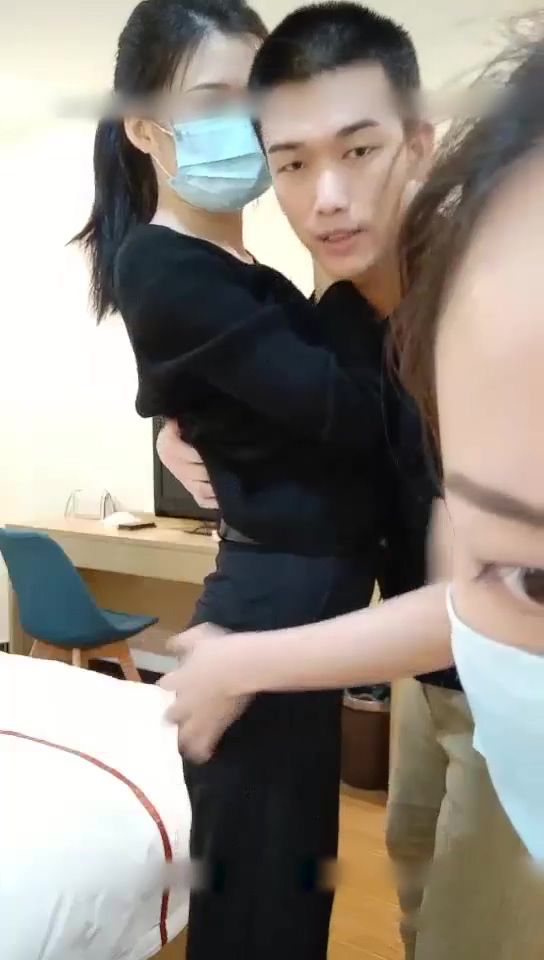 图片[1]-小帅哥一次带俩妹子酒店啪啪,在前台登記時候,前台小姐姐一眼就看出端倪双飞就是爽-老宋小屋