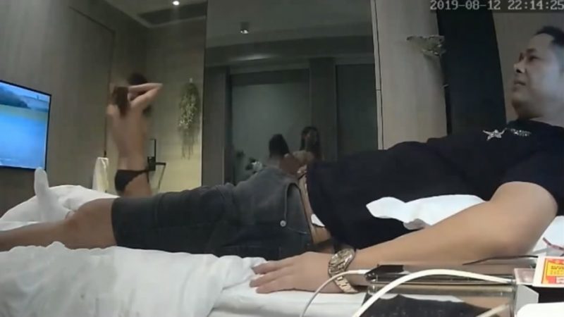 两位中年商界大老板老淫棍酒店叫了2波援交妹-老宋小屋