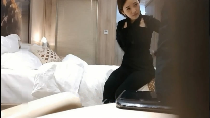 图片[1]-成都富商大老板酒店高价网约高颜值精致脸蛋外围气质美女聊会天培养下感情开始啪啪抱起来肏-老宋小屋