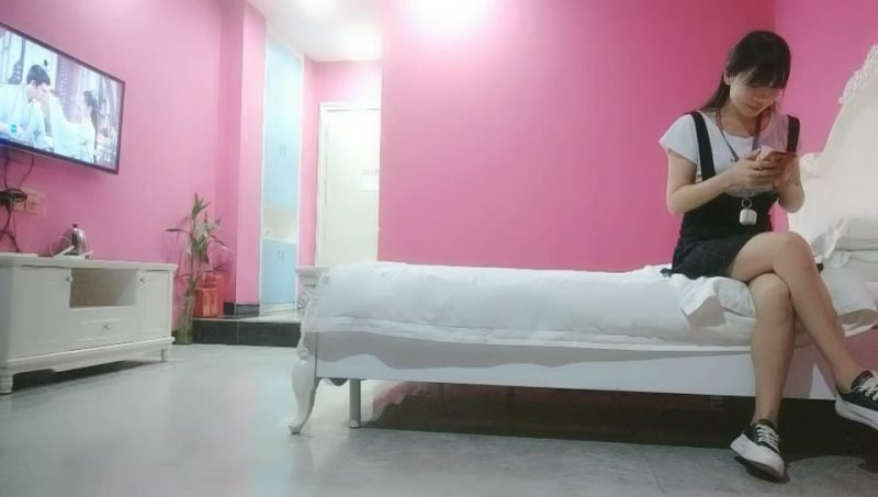 山鸡优选探花主题酒店约了个商场卖化妆品的良家兼职小妹上门服务-老宋小屋