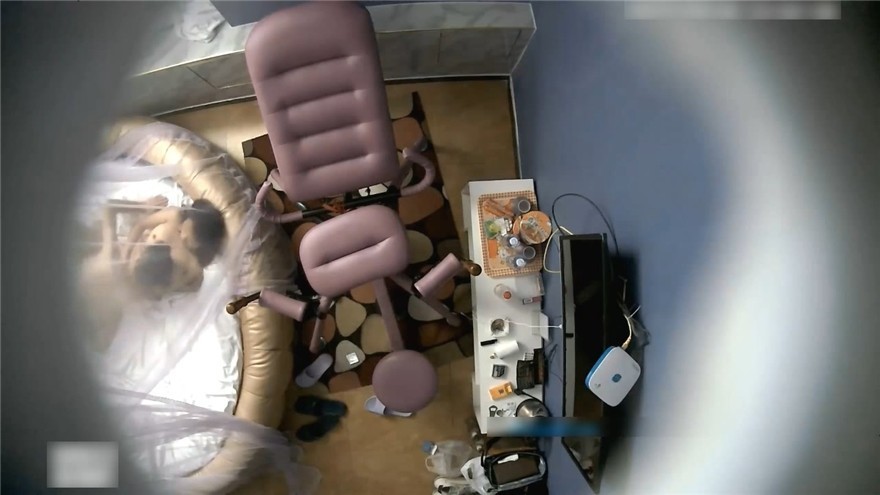 图片[3]-小情侣酒店开房 女孩一开始很矜持 捂住BB不让干 但是经不住男的死缠乱打 很快就热情似火了-老宋小屋