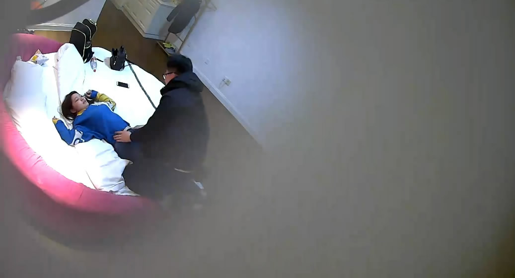 图片[1]-周末高校旁精致酒店大学生情侣开房激情造爱眼镜男艳福不浅女友清纯漂亮奶大肤白热情似火姿势多一晚打了好几炮-老宋小屋