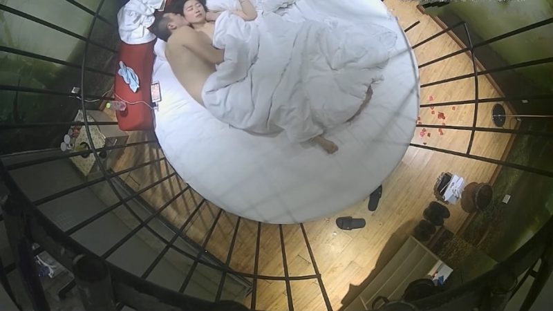 个性酒店俯拍接电话谎称在上班的大哥与大姐开房上演活春宫插完上面插下面很激情妹子喜欢女上位摇的很疯狂-老宋小屋