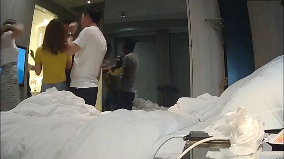 图片[1]-出手比较阔气的2个中年男酒店一次找了3位身材性感又漂亮的卖淫女群交啪啪全部扒光衣服轮流换着干-老宋小屋