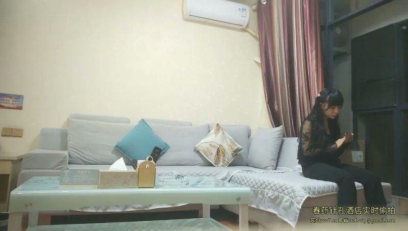 变态小伙带着漂亮女友酒店找中年夫妻玩换妻❤️小伙操大奶少妇大叔操粉嫩女友~1-老宋小屋