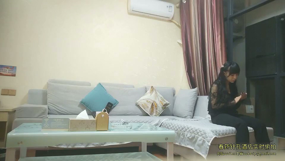 图片[1]-变态小伙带着漂亮女友酒店找中年夫妻玩换妻❤️小伙操大奶少妇大叔操粉嫩女友~1-老宋小屋