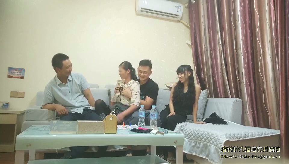 图片[3]-变态小伙带着漂亮女友酒店找中年夫妻玩换妻❤️小伙操大奶少妇大叔操粉嫩女友~1-老宋小屋