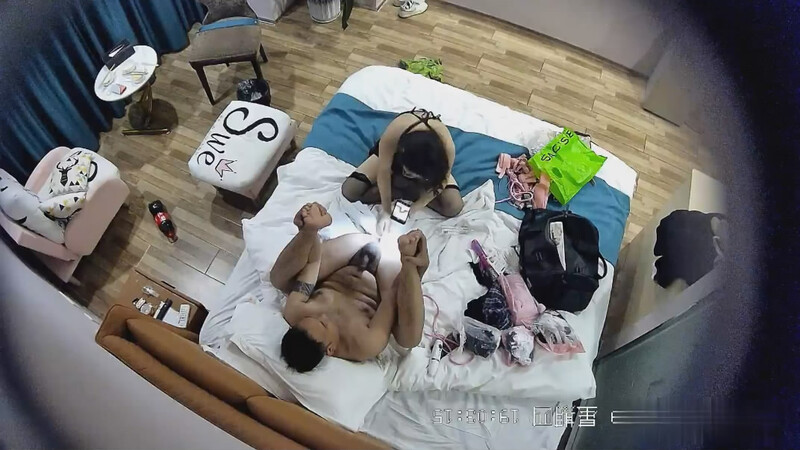 图片[4]-安防酒店摄像头偷拍❤️怪癖变态男和眼镜骚女互相道具玩弄草对方还一边用手机自拍-老宋小屋