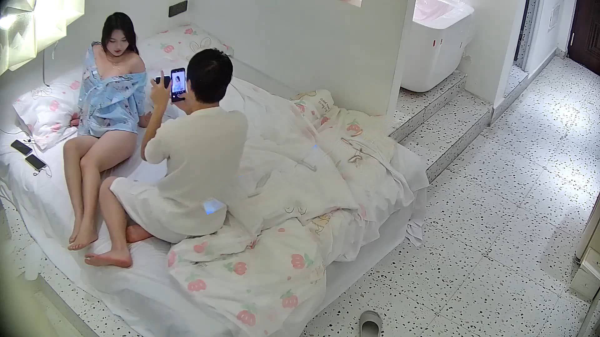 图片[15]-❤️20260102酒店针孔偷拍换上碎花情趣睡衣化妆美美的拍照后激情啪啪-老宋小屋