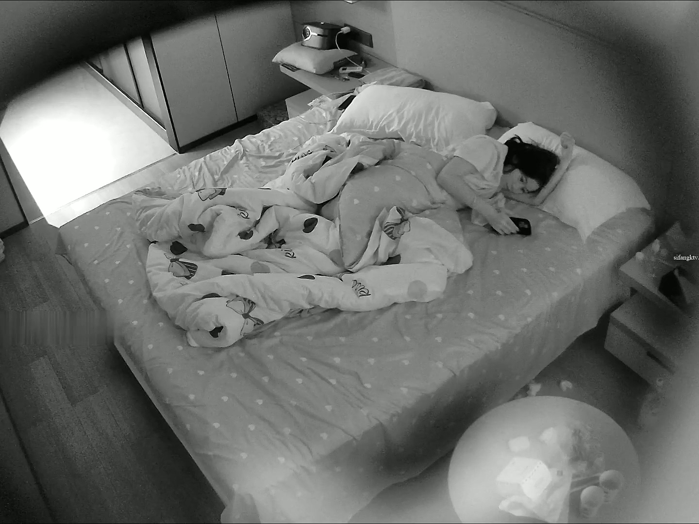 图片[2]-酒店偷拍！短发清纯乖乖女 小公主一样的女孩，瘦瘦的苗条身材，懵懵懂懂 被男友任意摆弄-老宋小屋