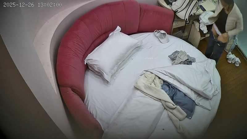 ❤️20251227酒店针孔偷拍❤️苗条妹子身着吊带睡裙软萌可爱被狂操了两场-老宋小屋