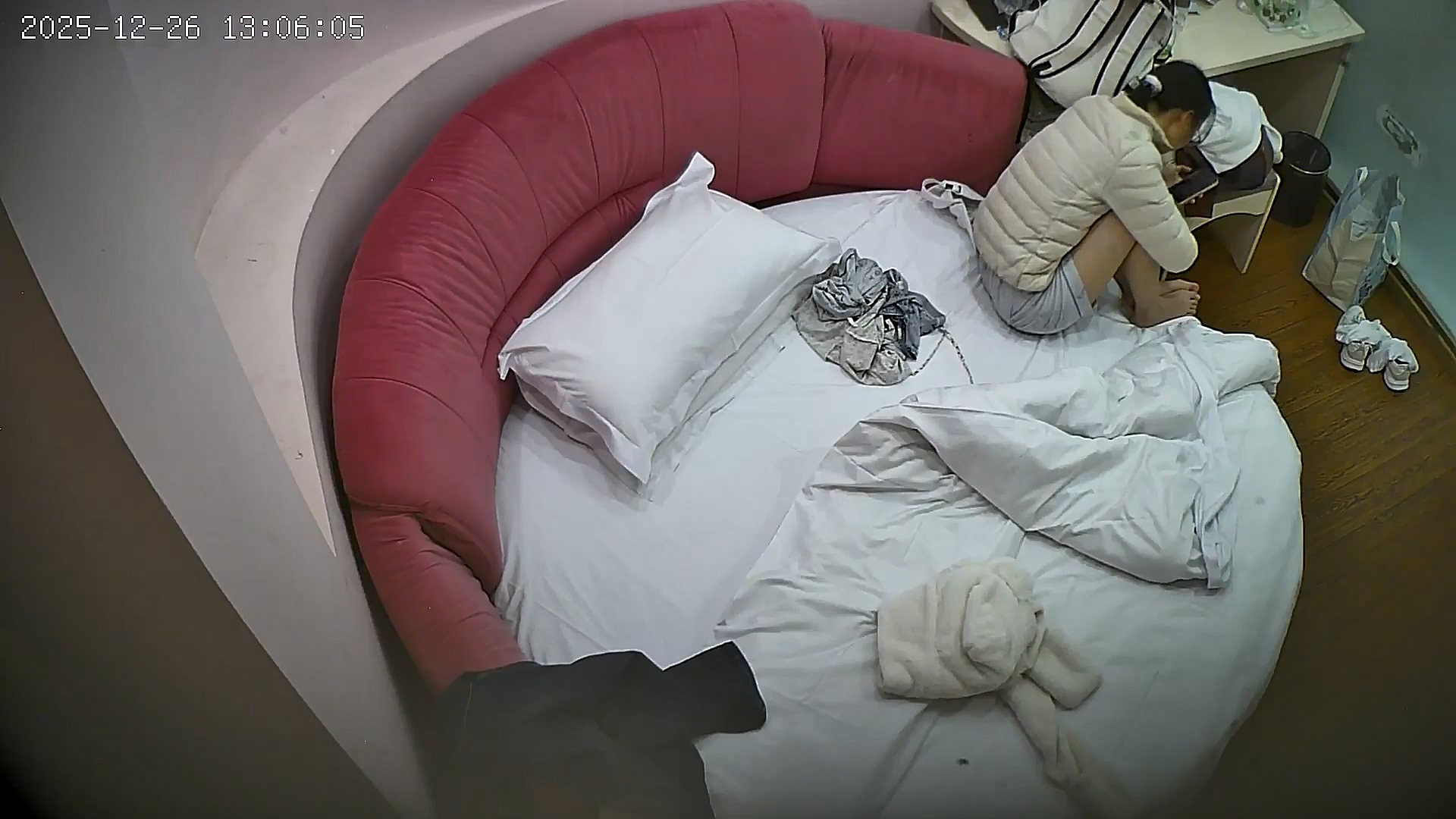 图片[2]-❤️20251227酒店针孔偷拍❤️苗条妹子身着吊带睡裙软萌可爱被狂操了两场-老宋小屋