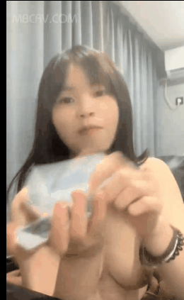 电竞主题酒店网瘾少女,打牌玩真心话大冒险,输了就指定完成任务动作,最后J8都含上了-老宋小屋