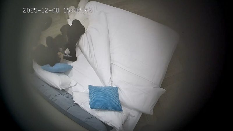 ❤️20251209酒店针孔偷拍❤️【黑裤袜子】【身材苗条】生理期的女友袒胸露乳用口助我解决生理需求-老宋小屋