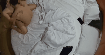 图片[2]-10-21流出酒店偷拍 小伙酒店约操中年美妇没想到全程被上位反杀 闭着眼睛享受冲击-老宋小屋