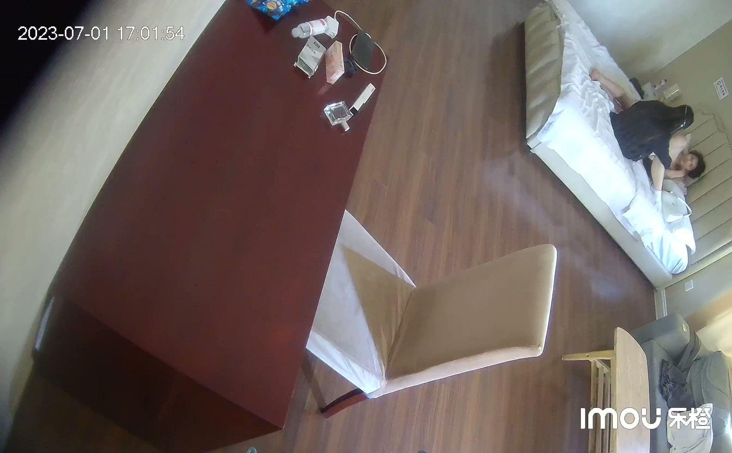 图片[5]-酒店针孔偷拍全网独家乐橙酒店私享台偷拍文艺青年撸管等眼镜女友来啪啪妹子好奇的研究男友的放在桌子上的飞机杯-老宋小屋