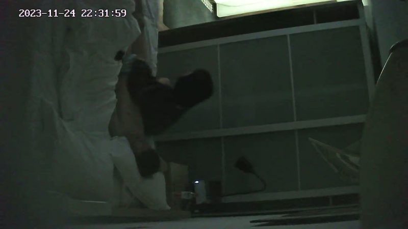 流出酒店针孔偷拍 大奶学妹早上和男朋友一起在英雄联盟手游开黑打了几盘男的忍不住操她的逼-老宋小屋