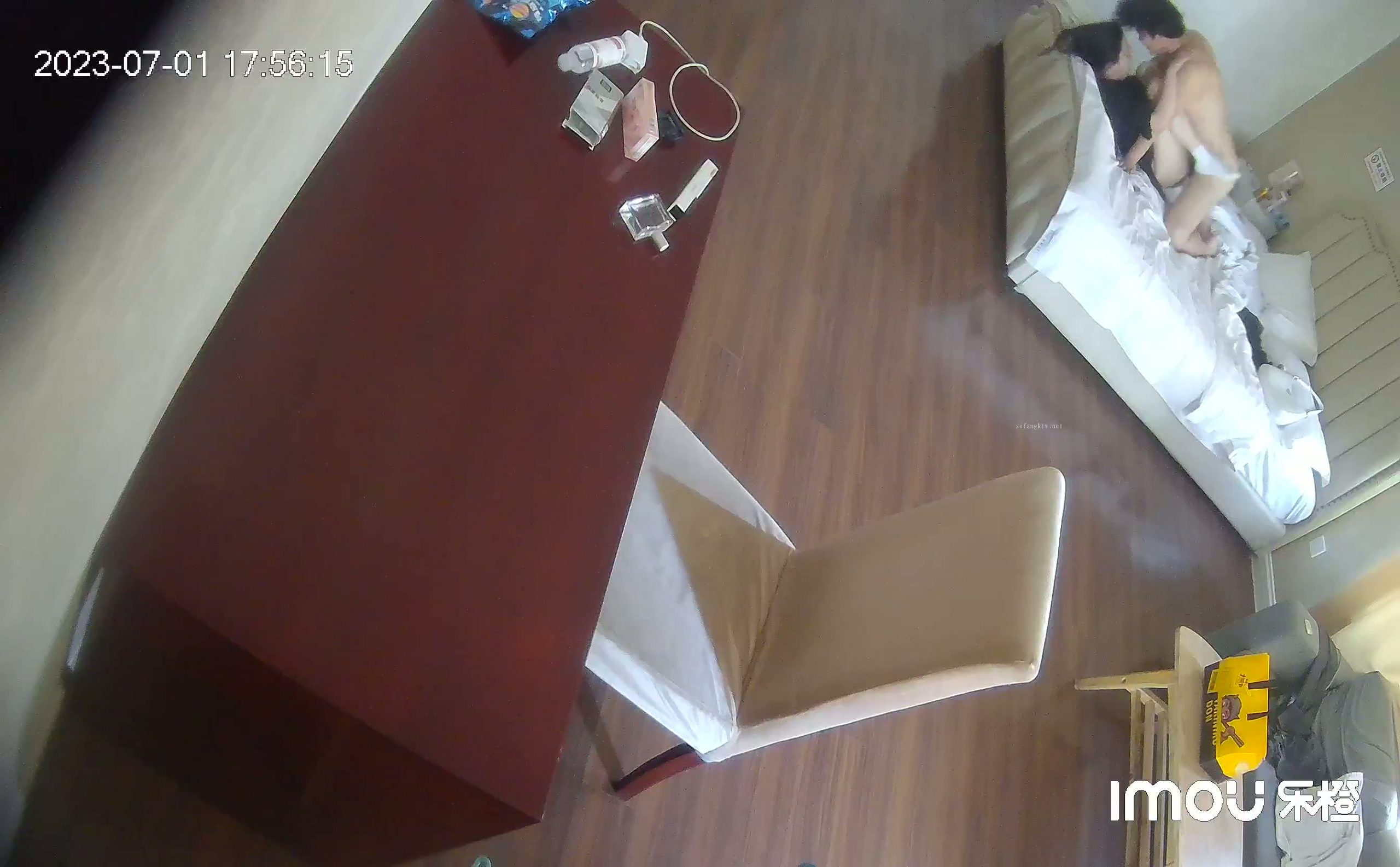 图片[6]-酒店针孔偷拍全网独家乐橙酒店私享台偷拍文艺青年撸管等眼镜女友来啪啪妹子好奇的研究男友的放在桌子上的飞机杯-老宋小屋