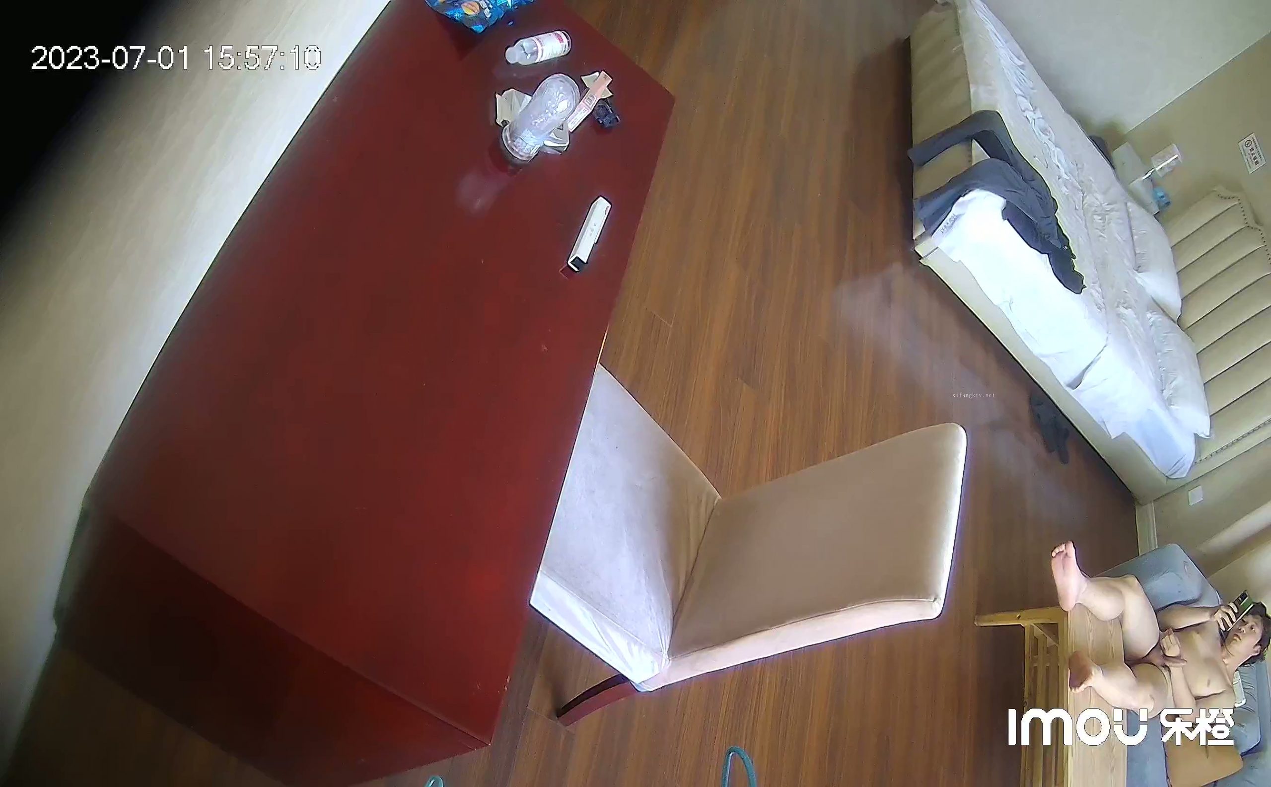 酒店针孔偷拍全网独家乐橙酒店私享台偷拍文艺青年撸管等眼镜女友来啪啪妹子好奇的研究男友的放在桌子上的飞机杯-老宋小屋